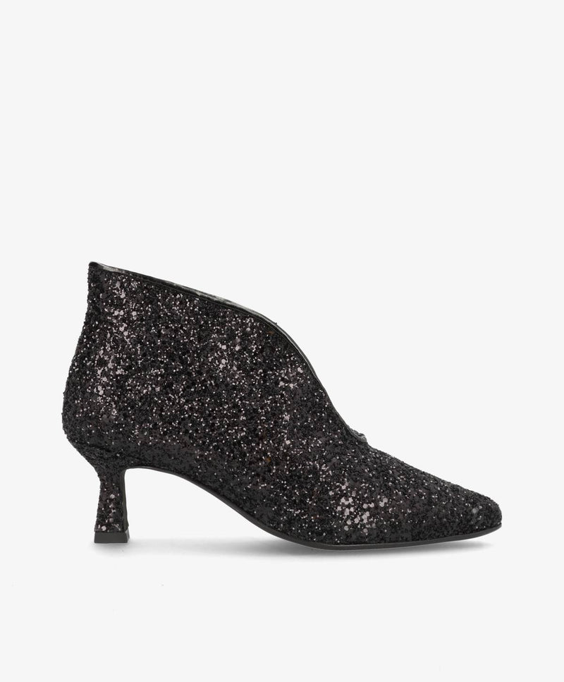 Sorte glitterpumps fra Shoedesign Copenhagen med kantet hæl og spids snude.