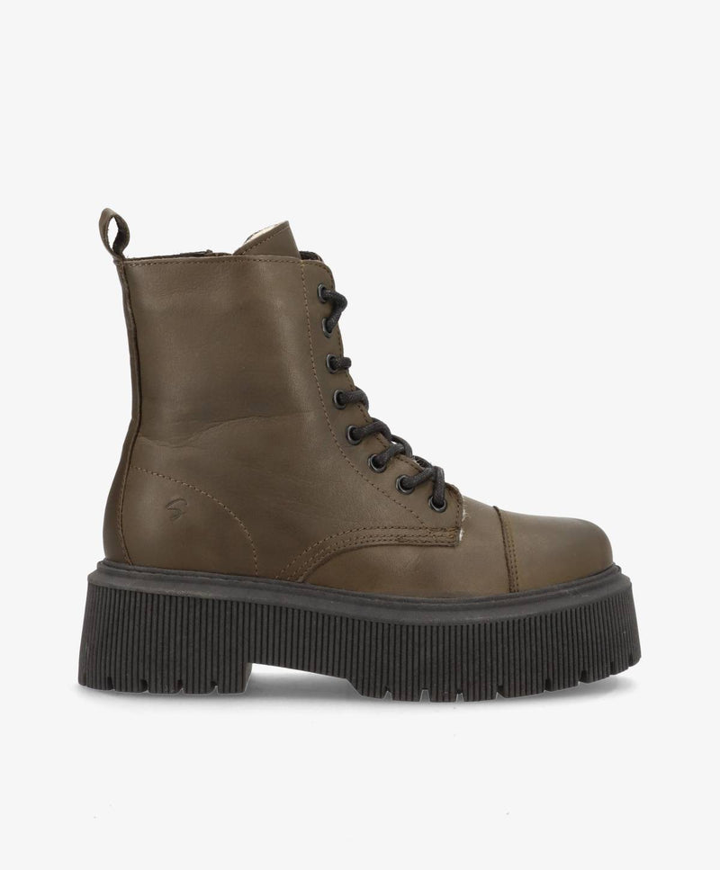 Khaki skindstøvler fra Shoedesign Copenhagen med chunky, sort bund og snørebånd.