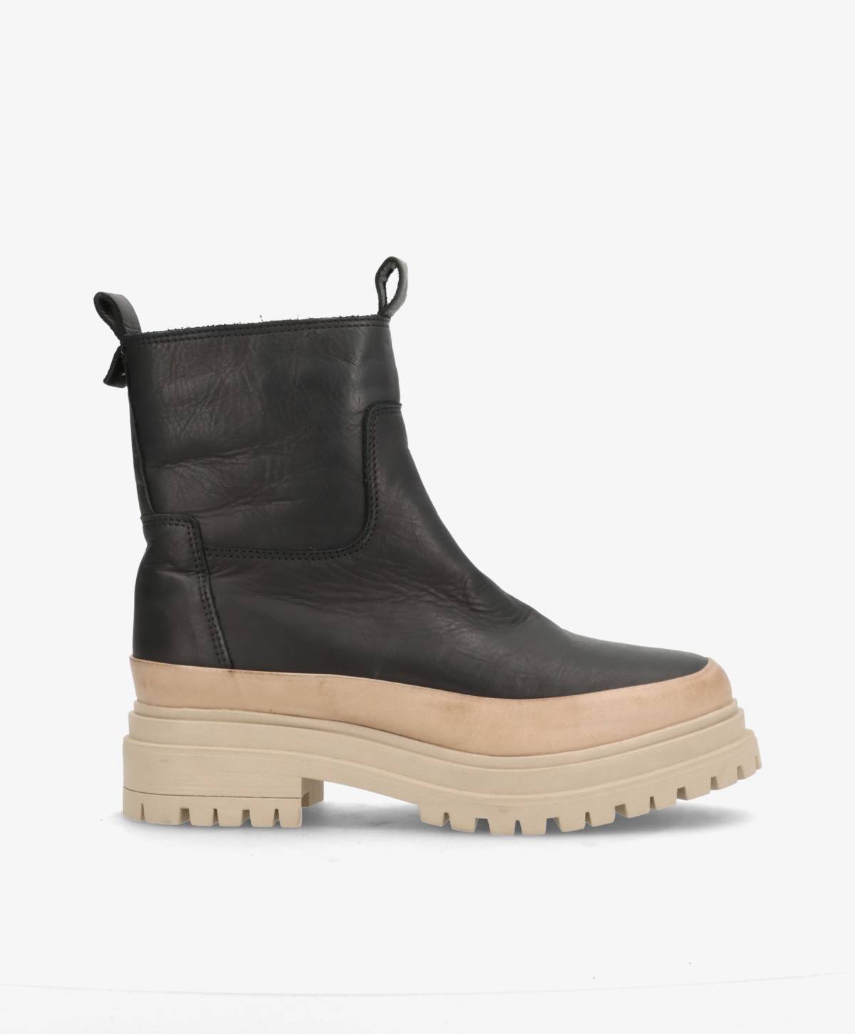 Sort læderstøvle med tyk, beige sål og groft mønster.