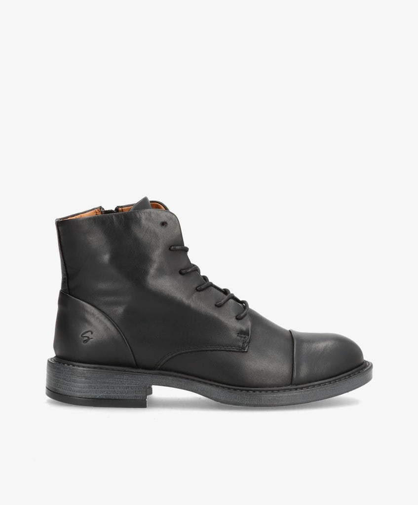 Korte skindstøvler fra Shoedesign Copenhagen i sort med lynlås og snørebånd.