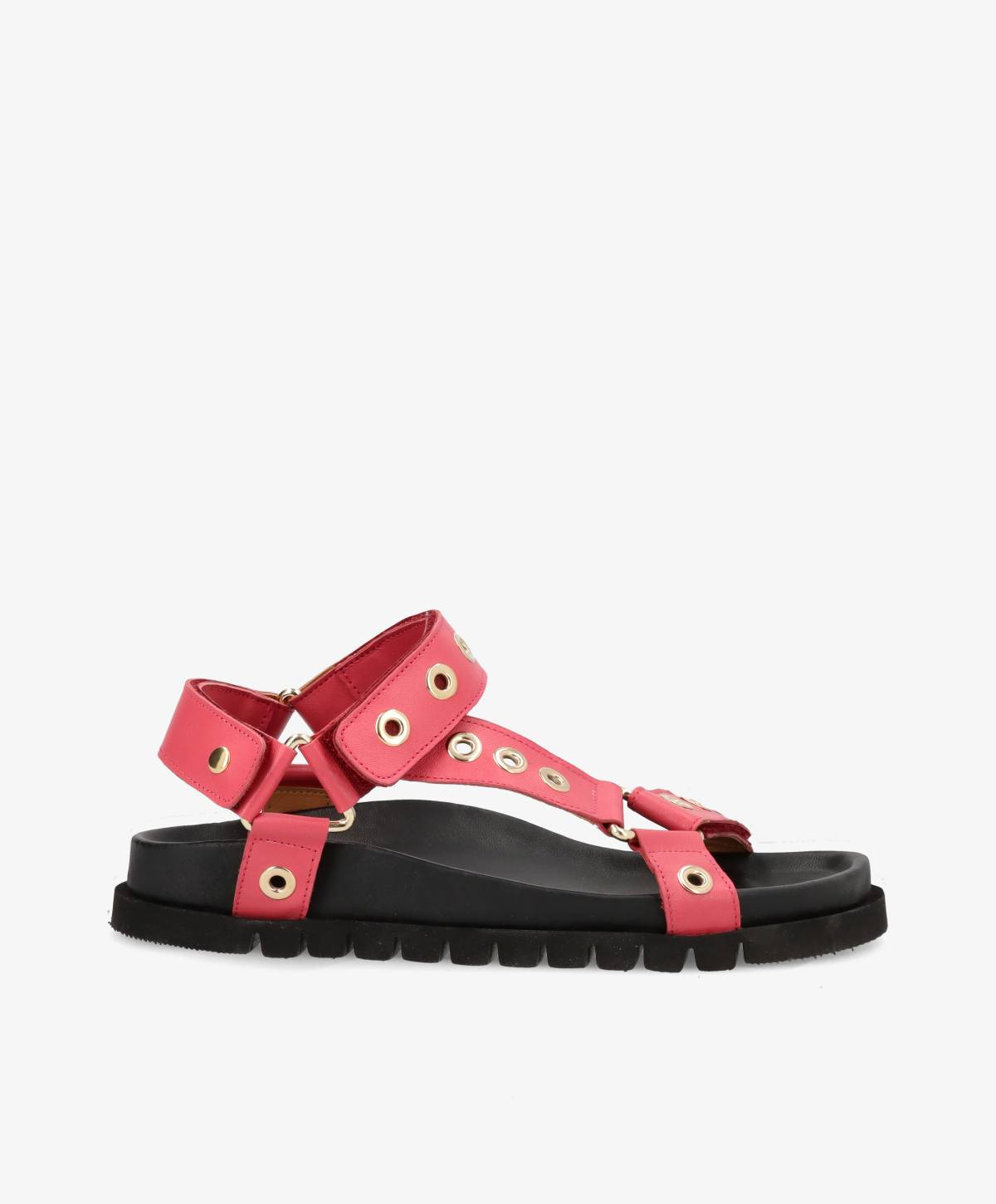 phenumb sandal i et pink skind med hulnitter og guld hardware.