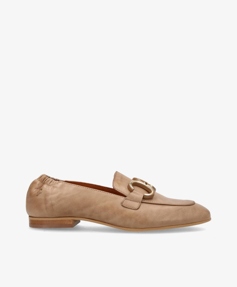 Beige læderloafers med flad hæl og dekorativt spænde på siden, set fra siden mod en hvid baggrund.