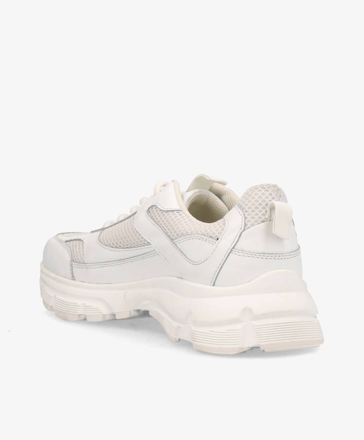 Hvid sneaker med tyk sål og mesh-detaljer set fra siden.