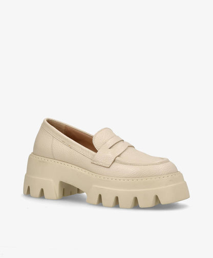 Beige loafersko med tyk, rillet sål og rund tå.