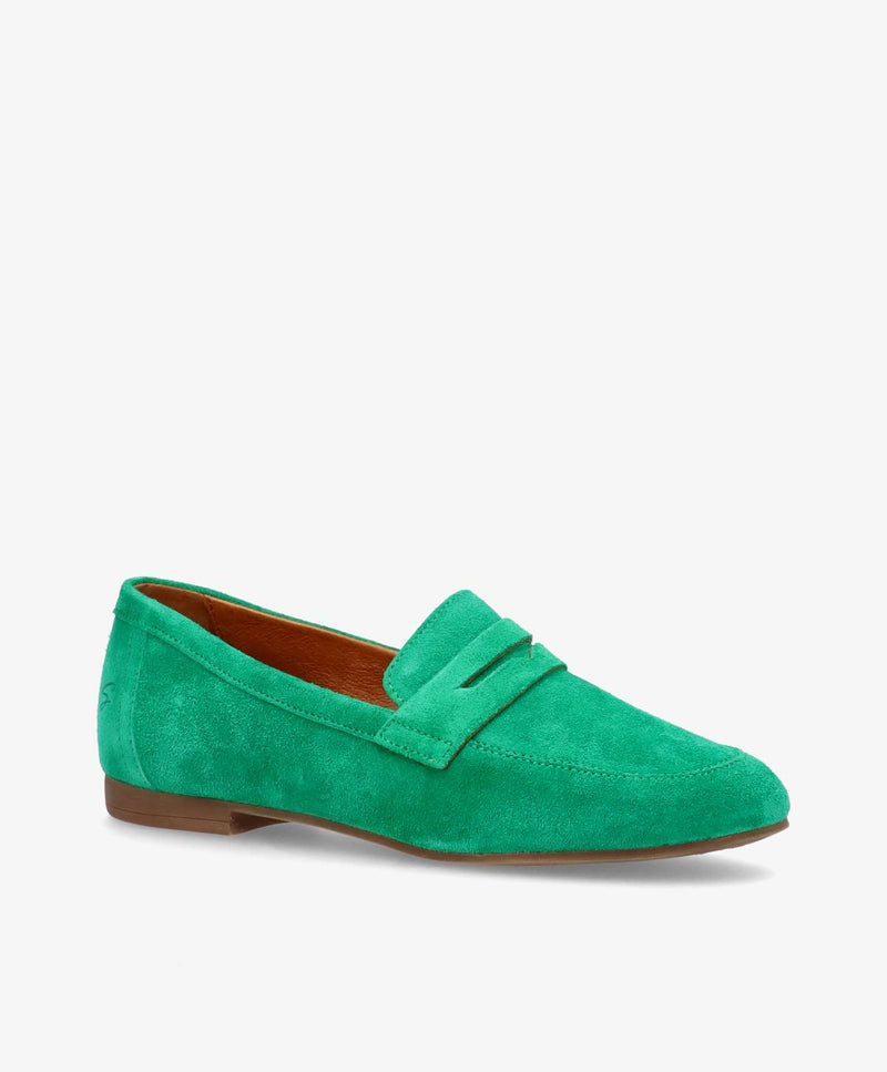 Grøn ruskind loafer med lav hæl og klassisk design.