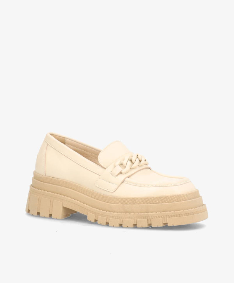 Beige loafers med tyk sål og dekorative syninger.