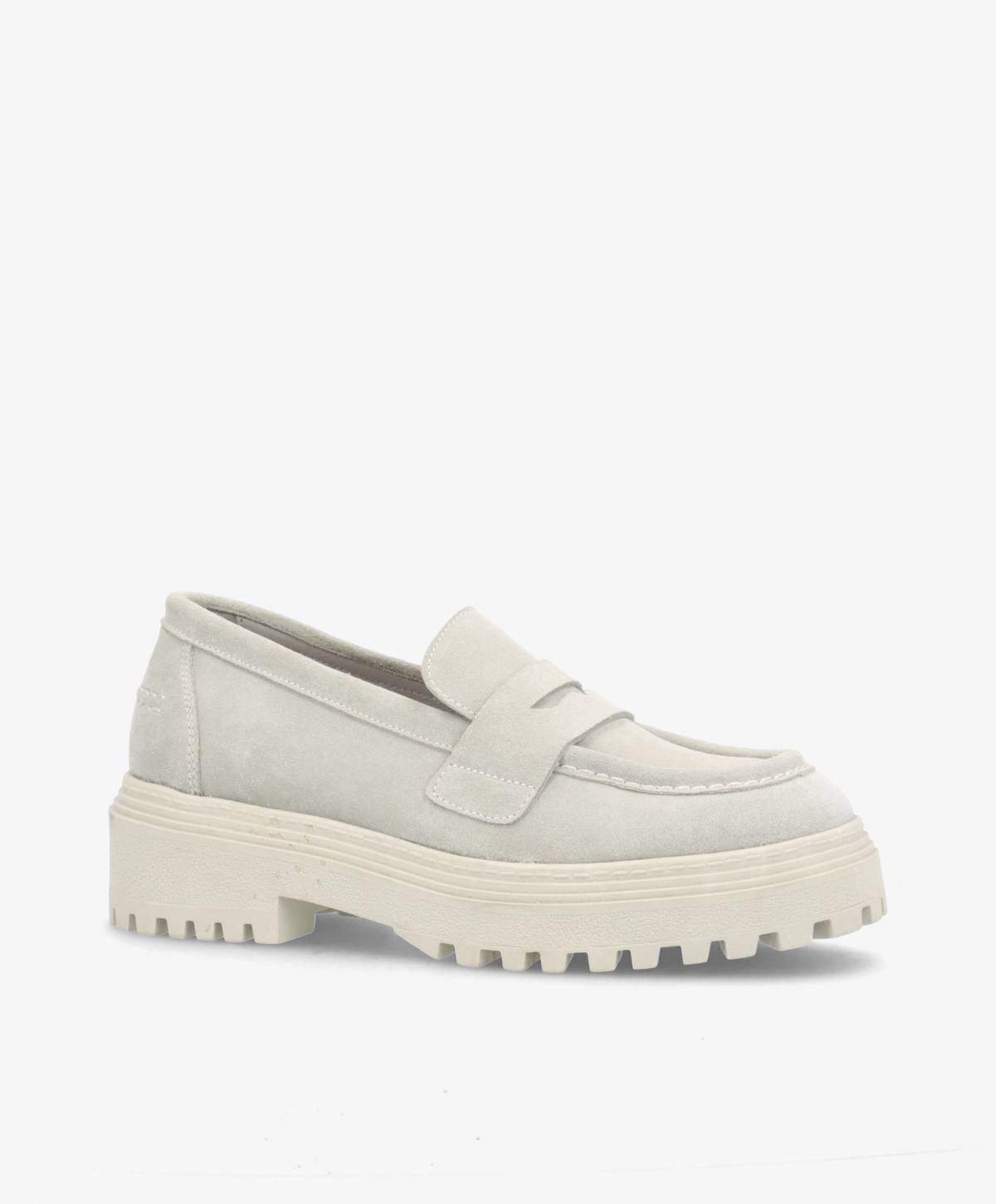 Lysegrå loafers med tyk, rillet sål og klassisk design.