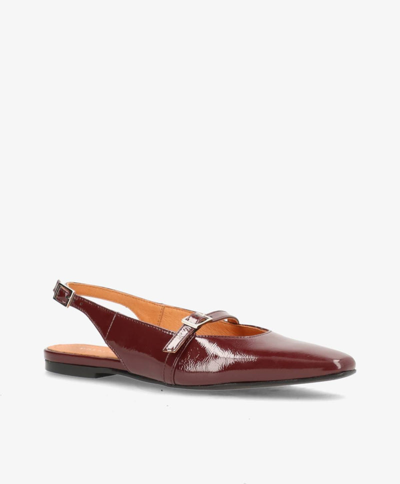 Bordeauxfarvet laklædersko med spids tå og slingback-rem.