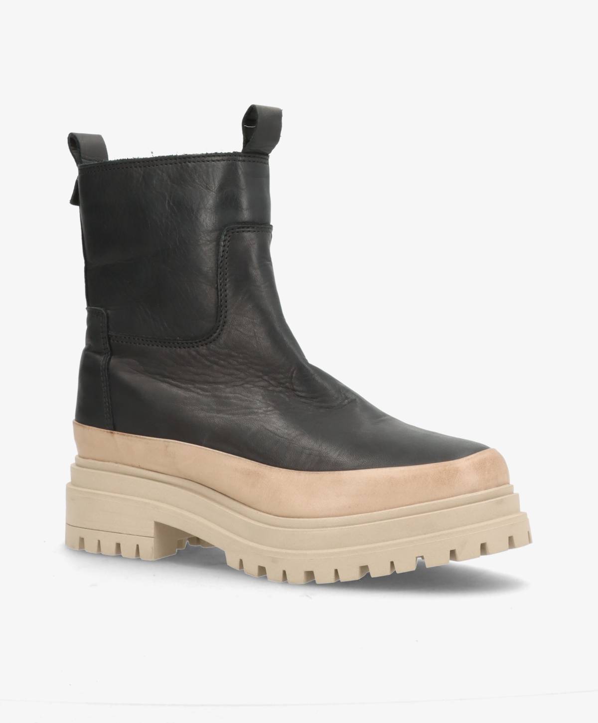 Sort læderstøvle med tyk, beige sål og trækstropper.