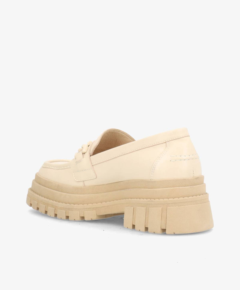 Beige loafers med tyk, rillet sål set fra siden.