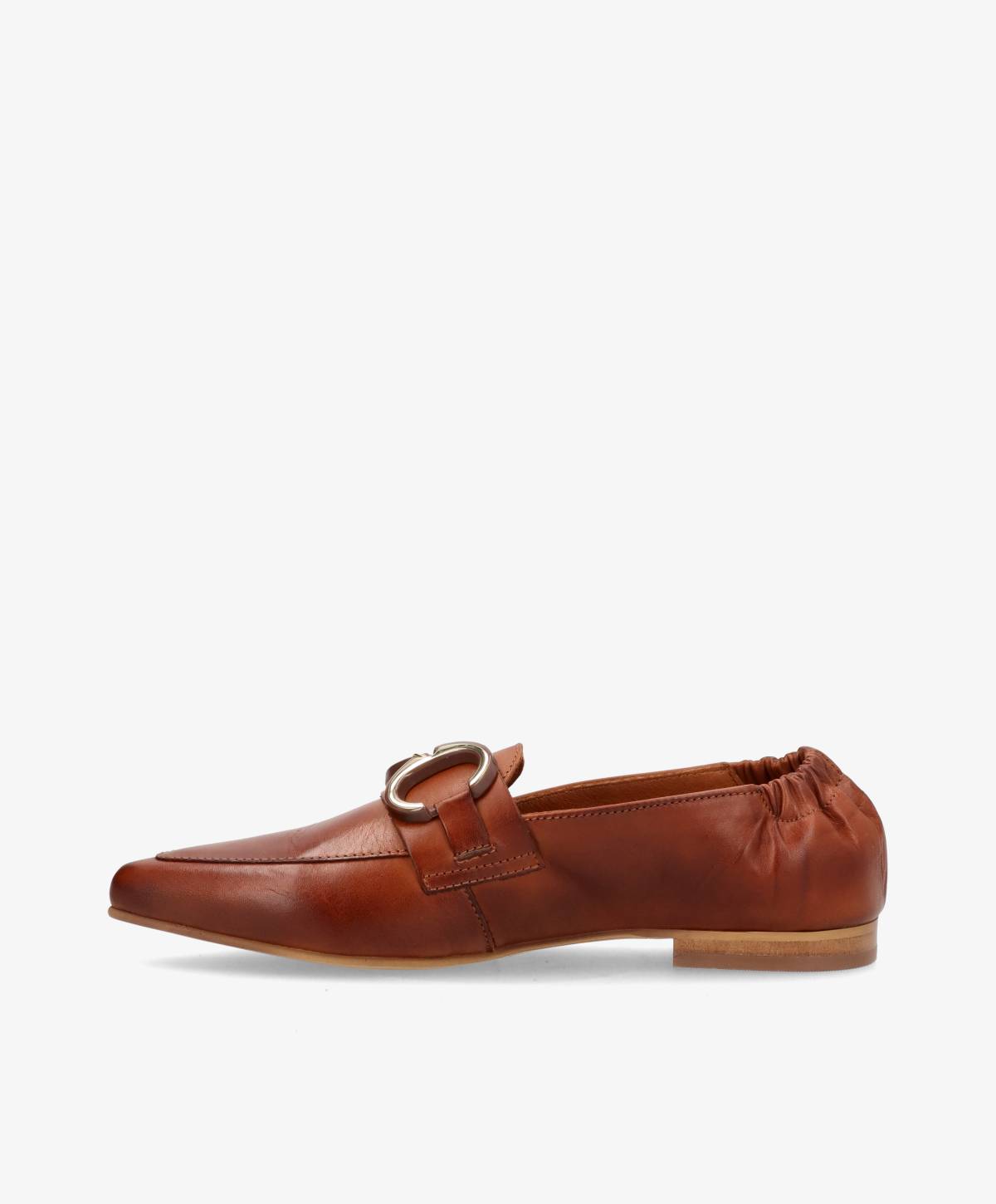 Brun lædersko med spænde og elastisk hælkappe, set fra siden.