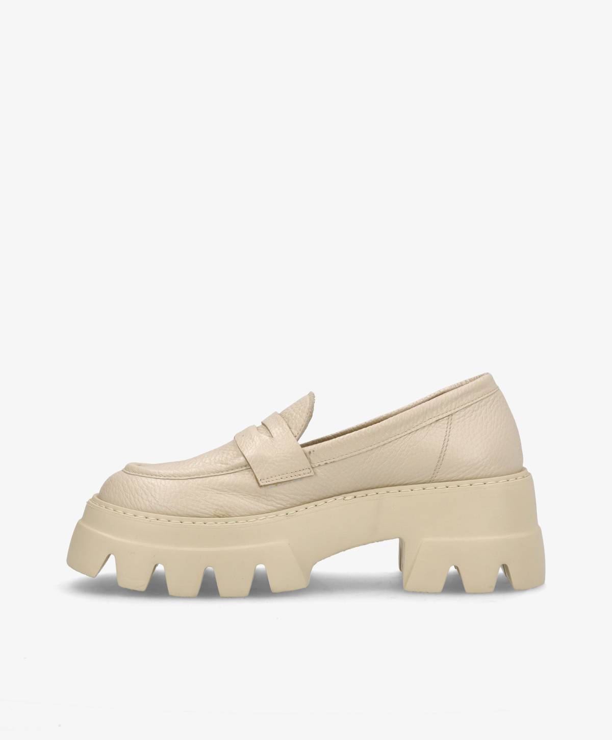 Beige loafersko med tyk, rillet sål og minimalistisk design på hvid baggrund.