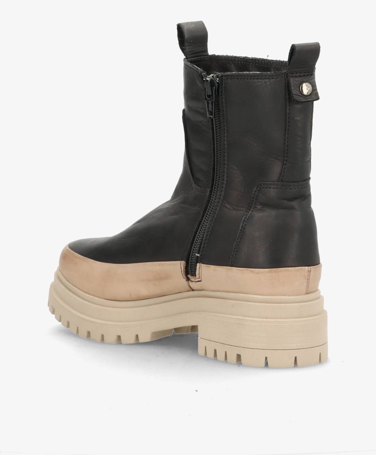 Sort støvle med beige sål og lynlås på siden, set fra siden.