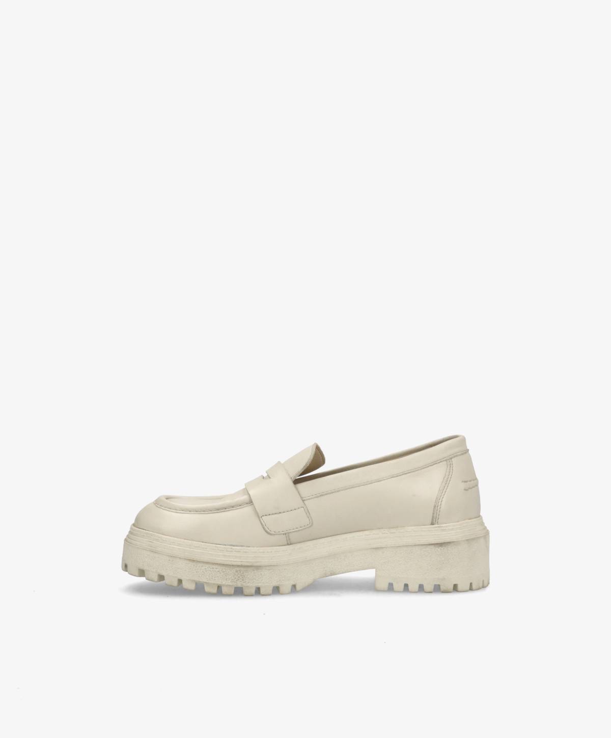 Beige loafersko med tyk sål på hvid baggrund.