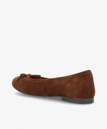 Brun ruskind ballerina sko med sløjfe detalje og flad sål.