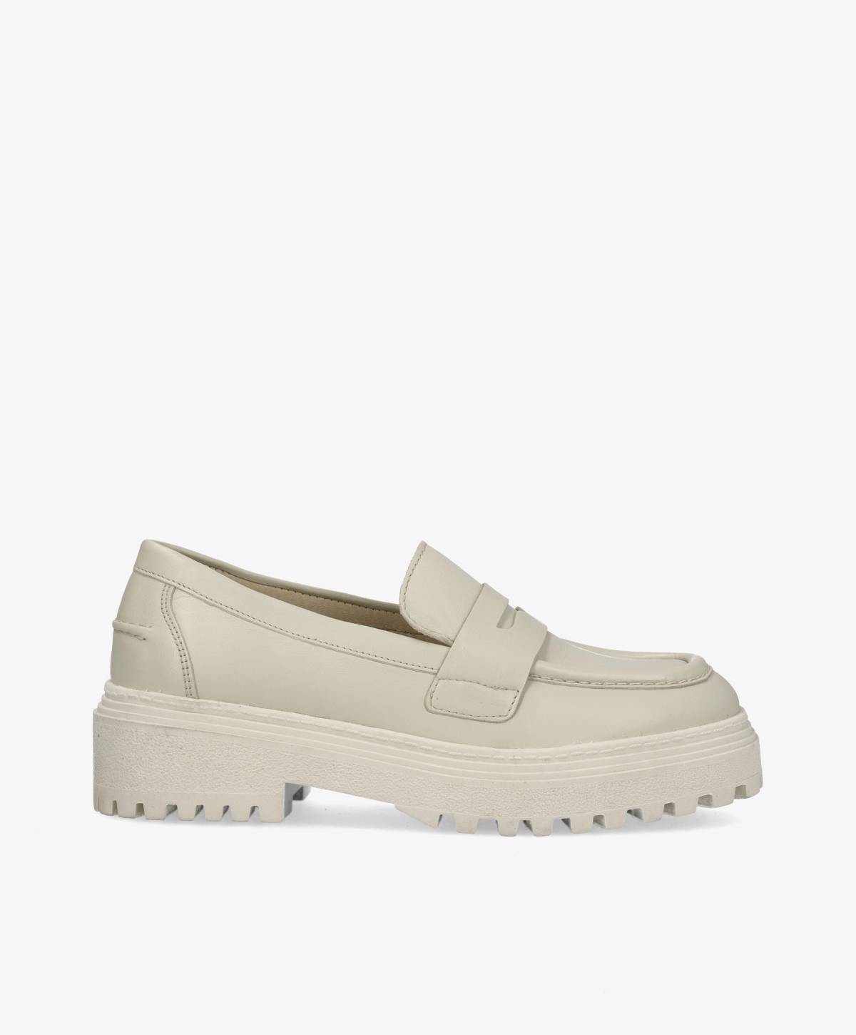 Offwhite skindloafers fra phenumb med grov bund.