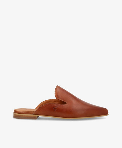 Åbne slip-ins fra Shoedesign Copenhagen i cognac skind.