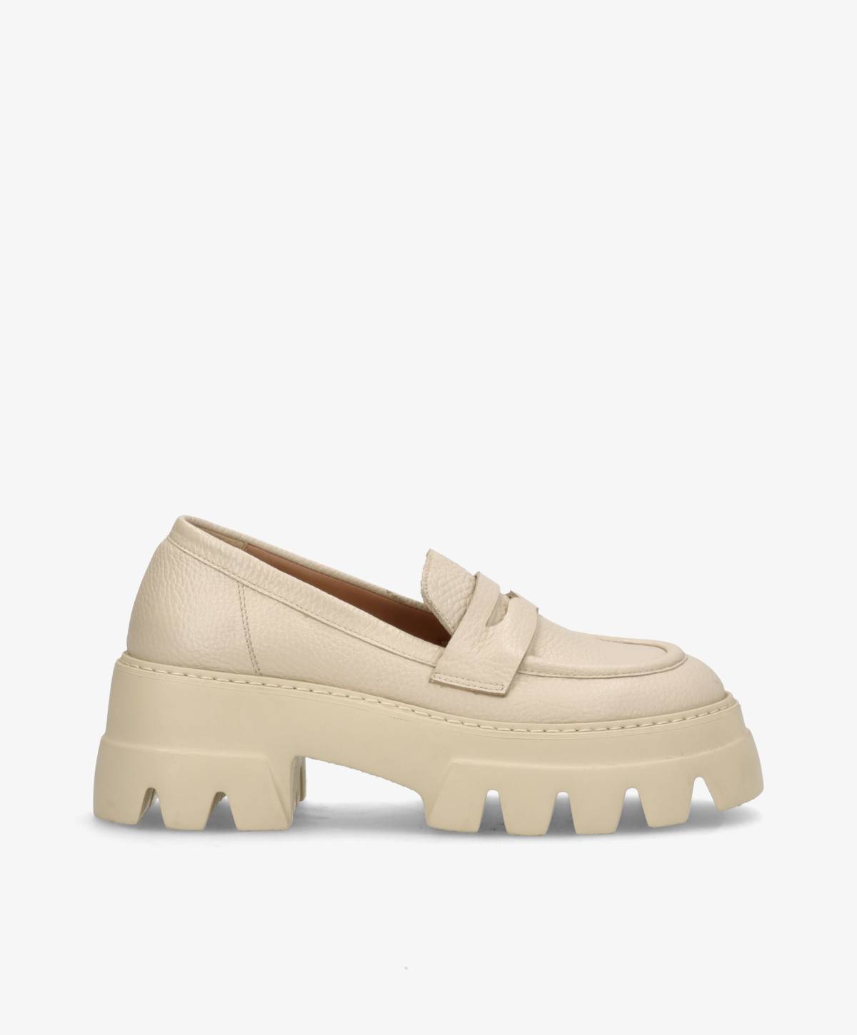 Beige loafersko med tyk, rillet sål og læderoverdel.