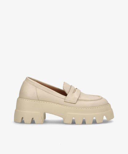 Beige loafersko med tyk, rillet sål og læderoverdel.