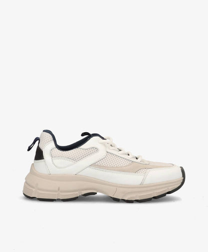 Hvid sneaker med beige detaljer og sort sål, set fra siden.