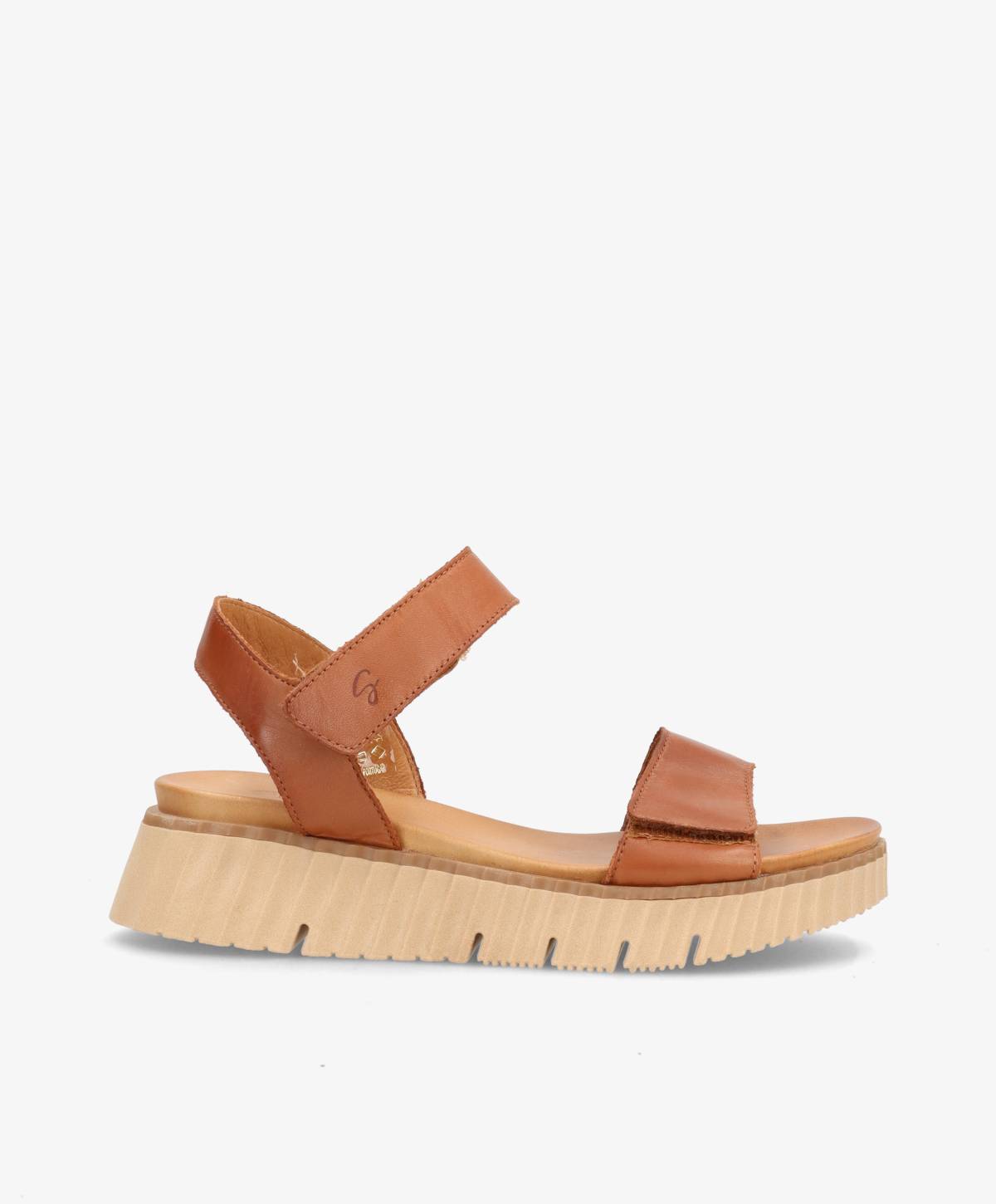 Brun lædersandal med kilehæl og justerbar ankelrem.