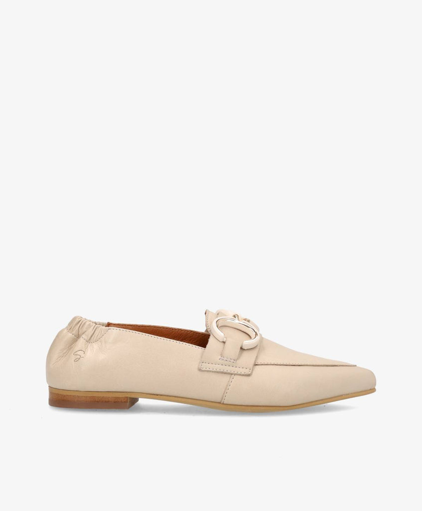 Beige skindloafers fra Shoedesign med spids snude og spænde på fronten.