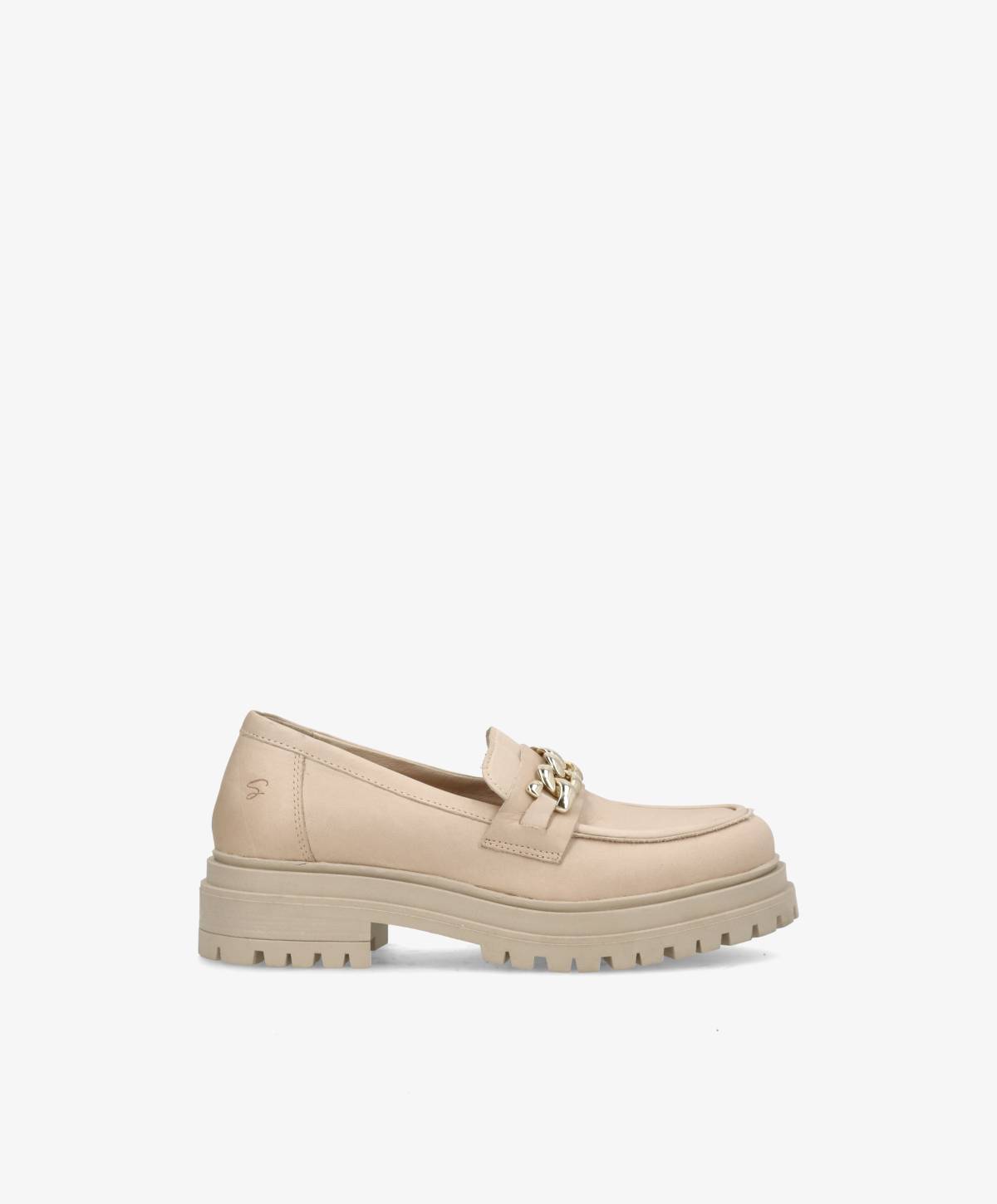 Beige loafers med chunky sål og guldkædedetalje på en hvid baggrund.