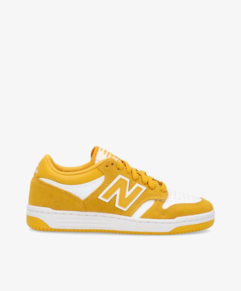 Hvide New Balance 480 sneakers med gule detaljer og snørebånd.