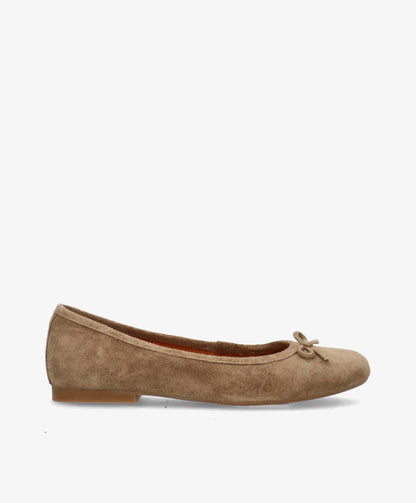 Beige ballerina-sko i ruskind med en lille sløjfe på tåen, set fra siden mod en hvid baggrund.