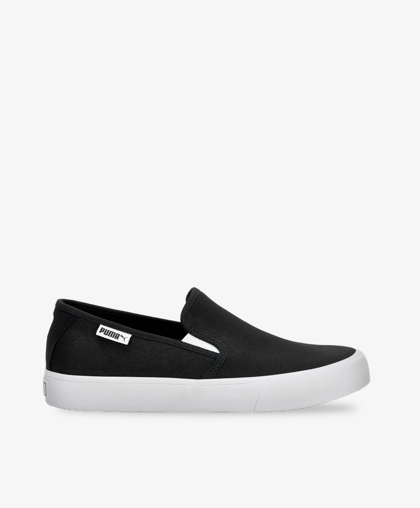 Slip-on sko fra PUMA i sort canvas med hvid bund.