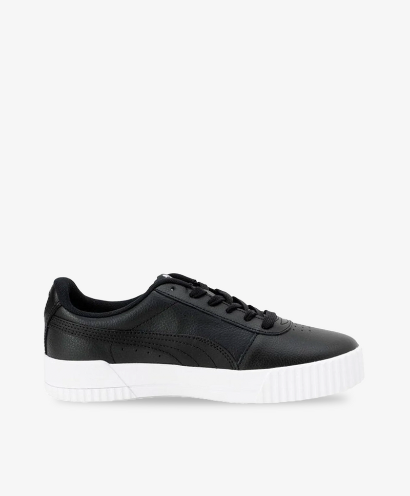 Sorte PUMA sneakers med hævet, hvid bund og snørebånd.