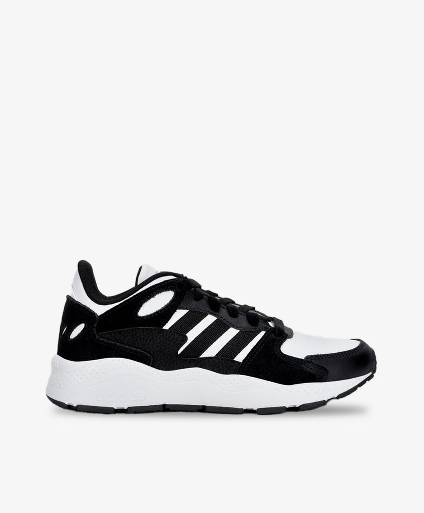 Adidas sneakers i hvid med sorte ruskinds detaljer.