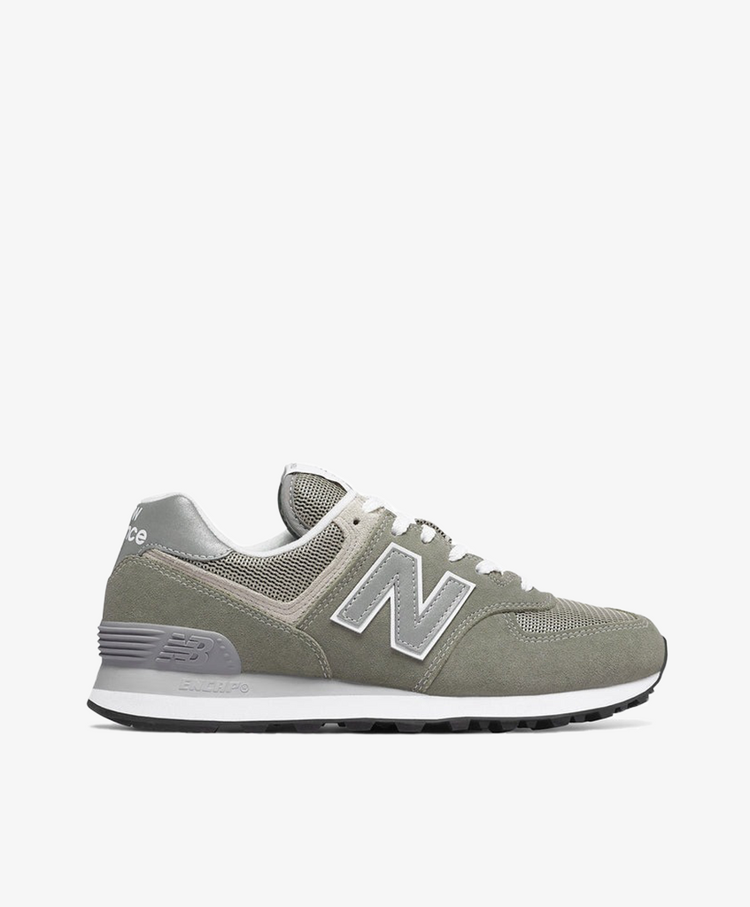 Lysegrå New Balance 574 sneakers med hvid bund og hvide snørebånd.