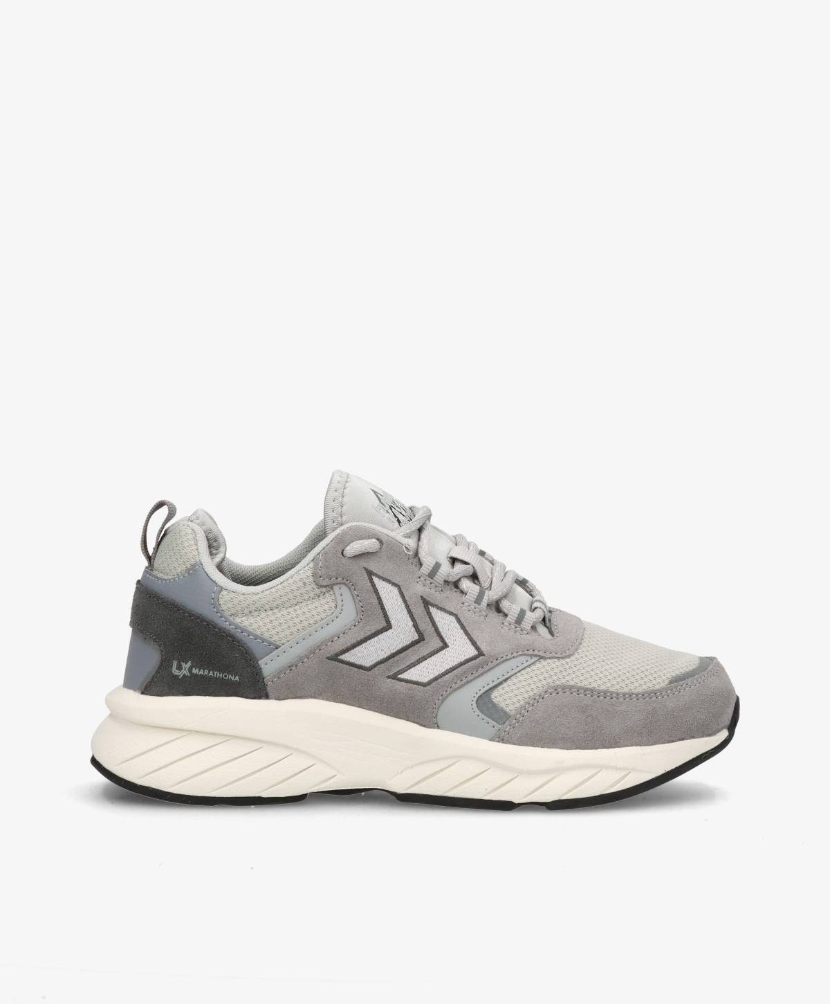Grå Hummel Marathona Reach LX sneakers set fra siden med hvid sål og karakteristiske pilelogoer.
