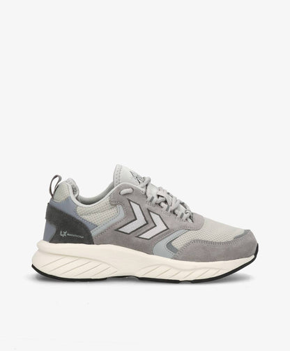 Grå Hummel Marathona Reach LX sneakers set fra siden med hvid sål og karakteristiske pilelogoer.