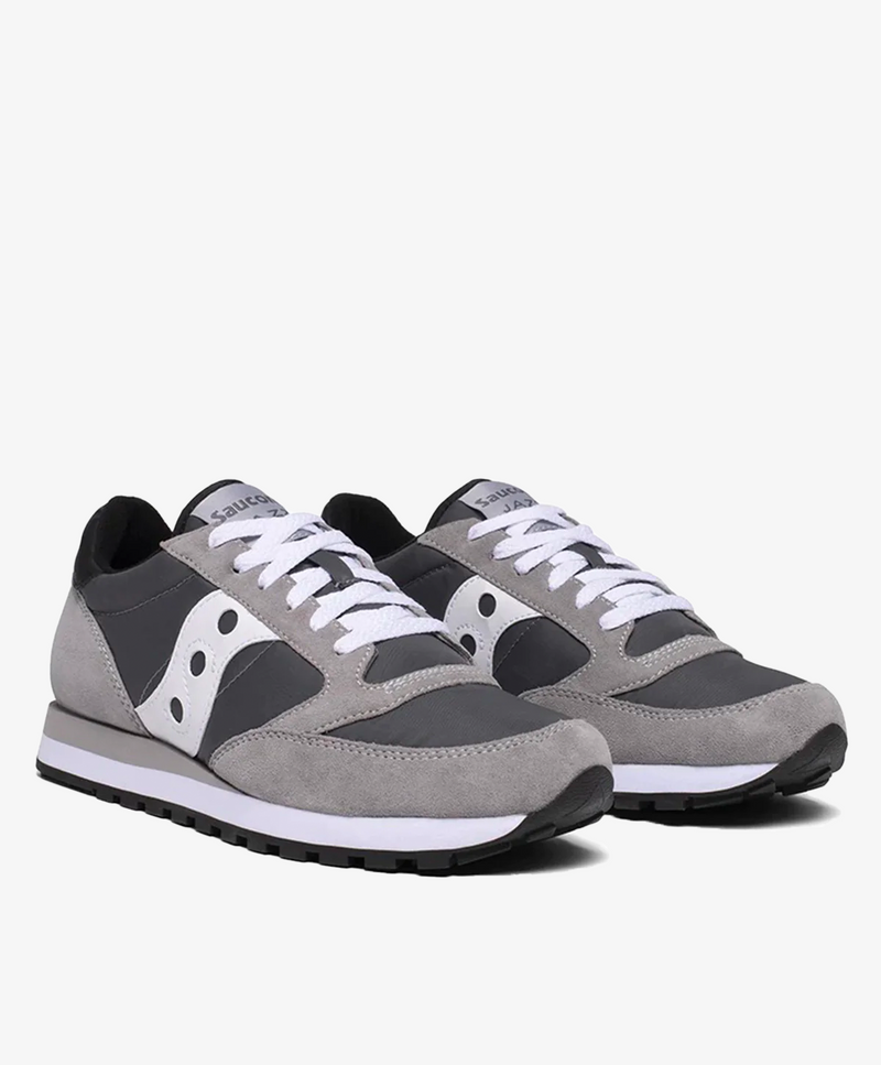 Grå og sorte sneakers til kvinder med hvide snørebånd og såler.