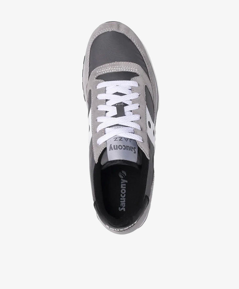 Grå og sorte sneakers til kvinder set ovenfra med hvide snørebånd og mærket "Saucony" på indersålen.