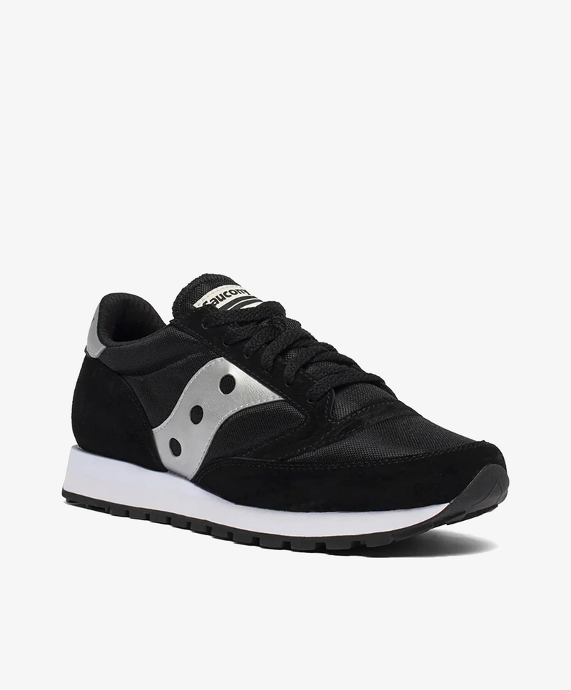 Sort og sølv sneaker til kvinder med hvid sål og mærke på tungen.