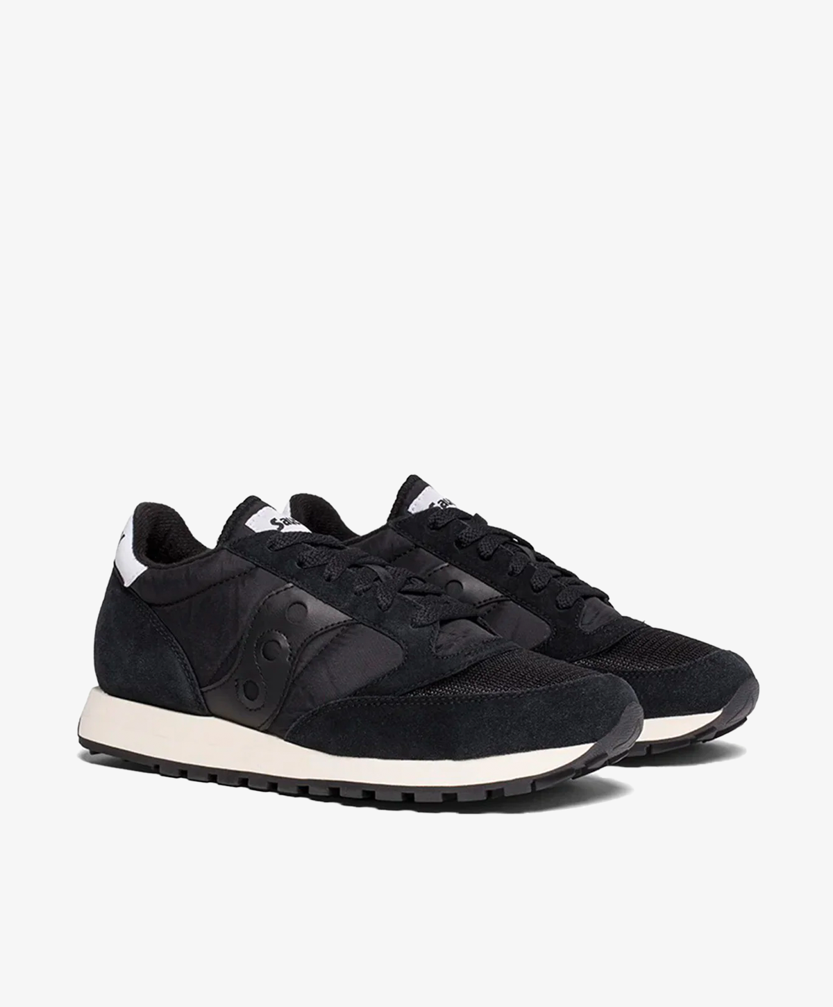 Sort vintage sneakers til kvinder med hvid sål og sorte snørebånd.