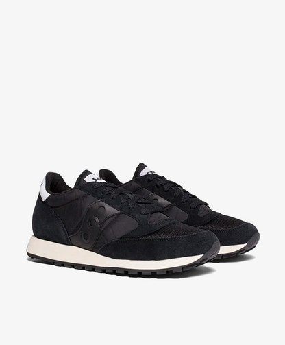 Sort vintage sneakers til kvinder med hvid sål og sorte snørebånd.