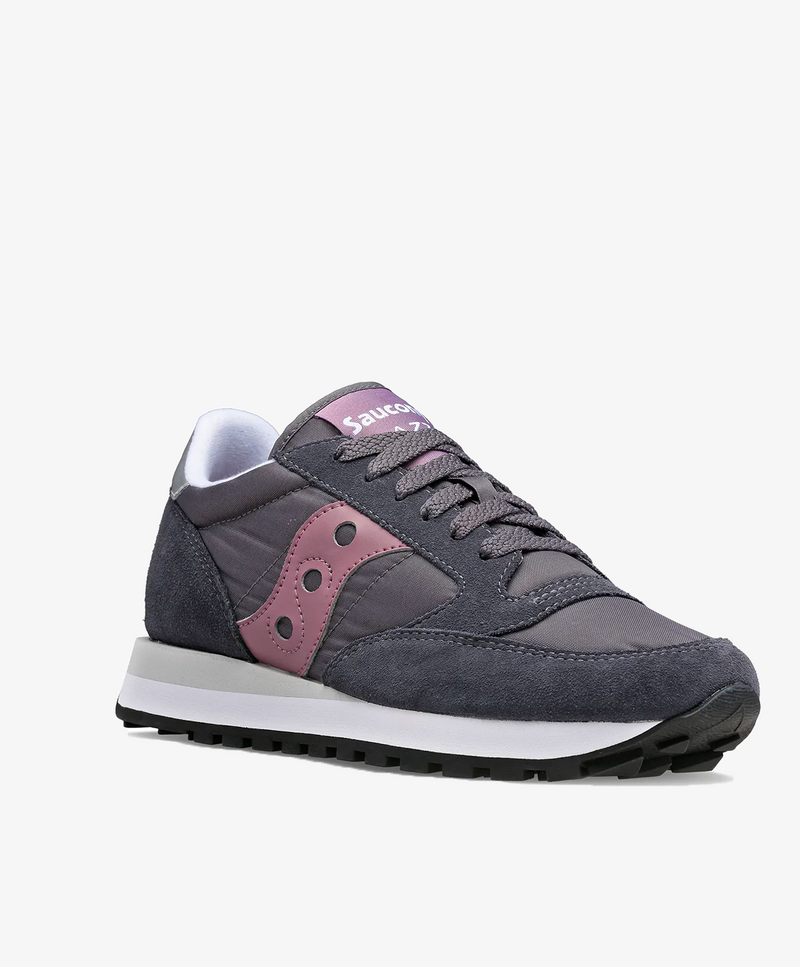 Grå sneakers til kvinder med lyserøde detaljer og hvid sål.