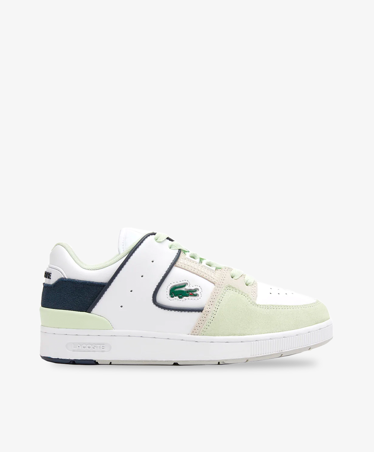 Hvide Lacoste sneakers med flerfarvede detaljer, snørebånd og chunky bund.