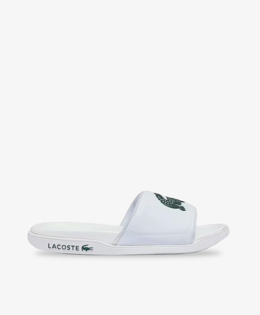 Hvide Lacoste sandaler med bred rem og krokodille logo.