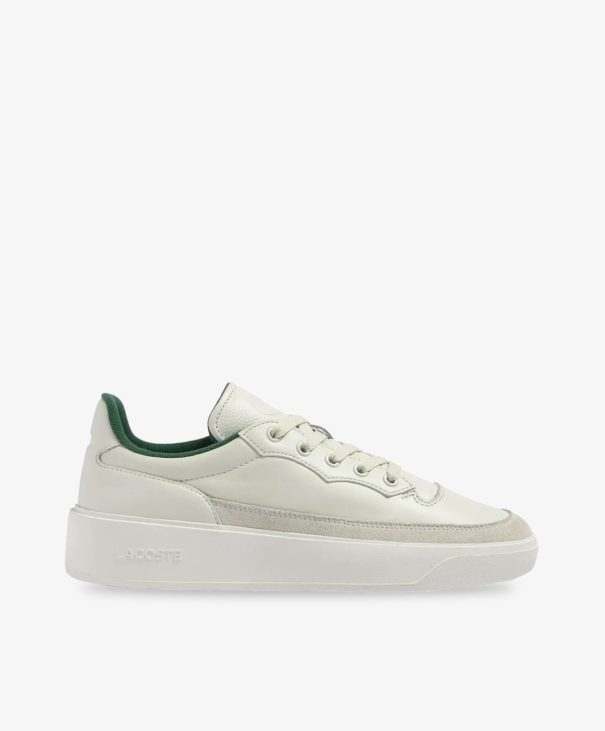 Hvide Lacoste sneakers med snørebånd og grøn hælkap.