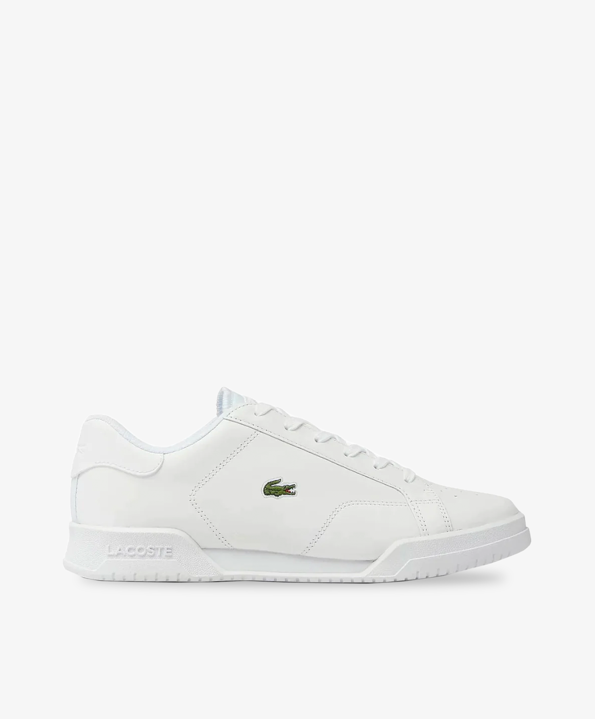 Hvide Lacoste sneakers med lav bund og snørebånd.