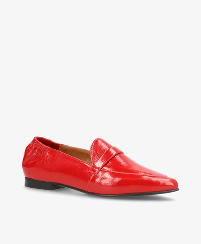 Rød laklæder loafer med lav hæl og spids tå.