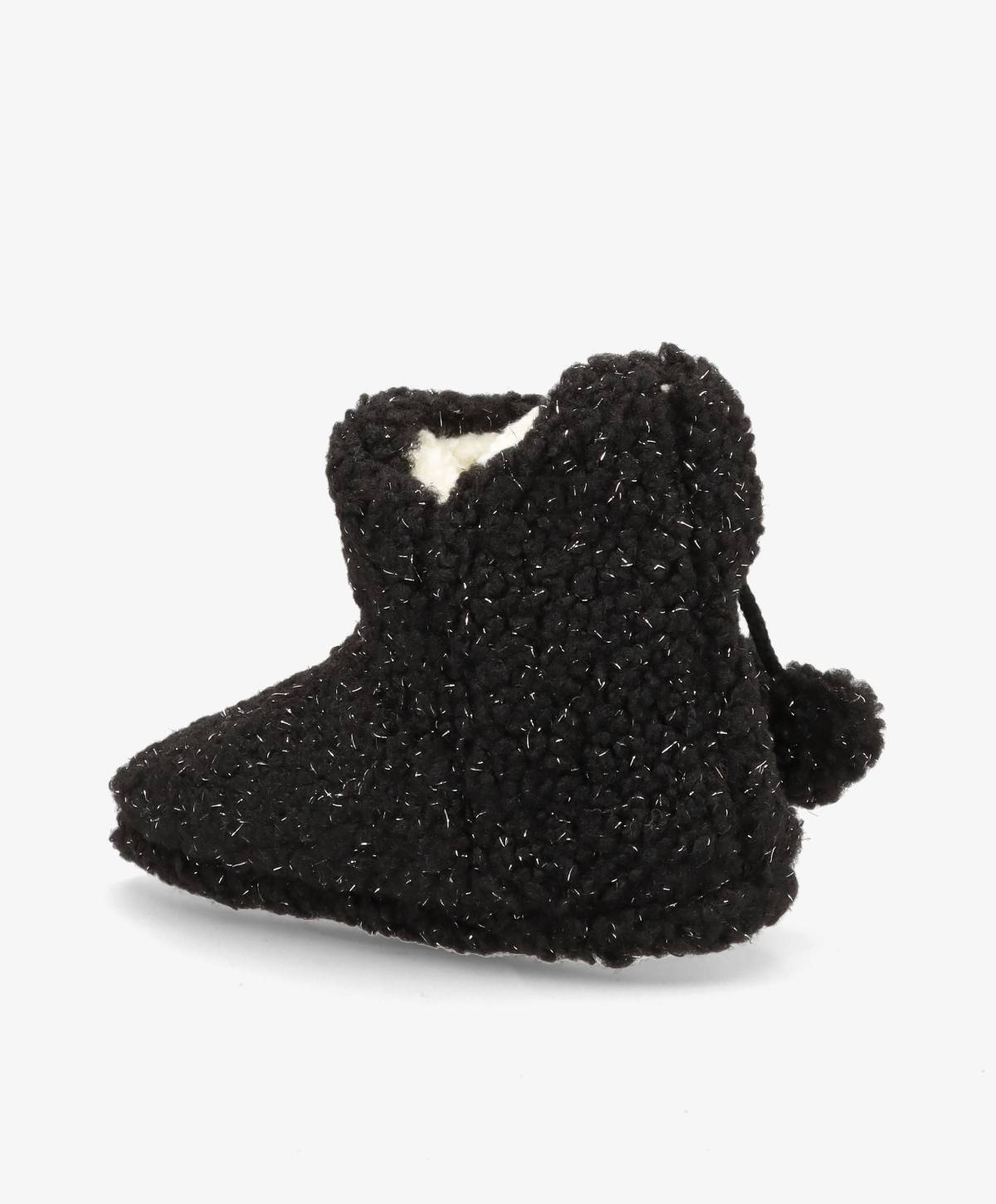 Sort hjemmesko med blød, tekstureret overflade og en lille pompon bagpå.