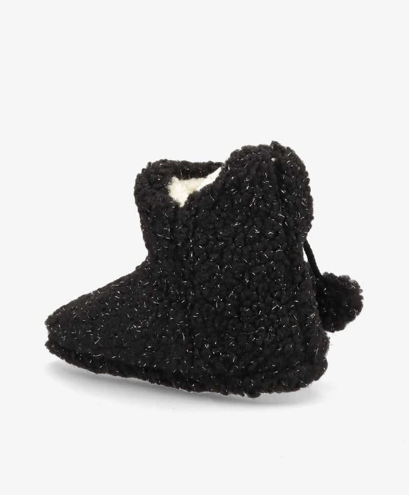 Sort hjemmesko med blød, tekstureret overflade og en lille pompon bagpå.