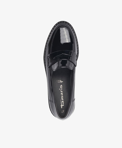 Sort dame loafer fra Tamaris set ovenfra, med skinnende overflade og klassisk design.