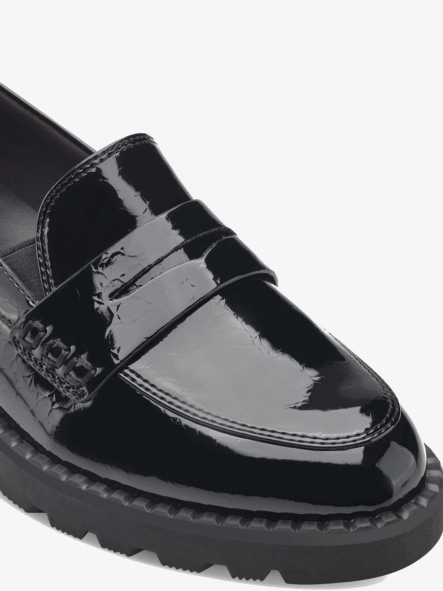 Sort laklæder loafer til kvinder med en robust sål og klassisk design.